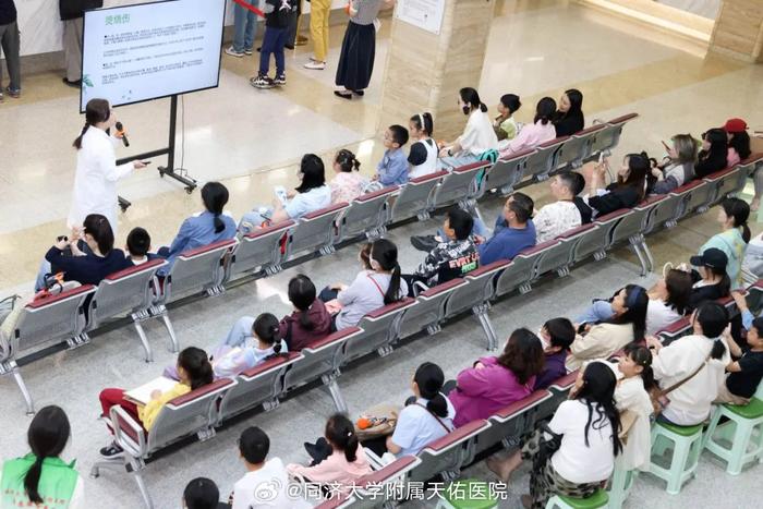 小朋友摔到头，家长第一反应应该做什么？