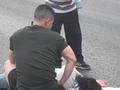 武警官兵路遇车祸，立即停车进行救援！