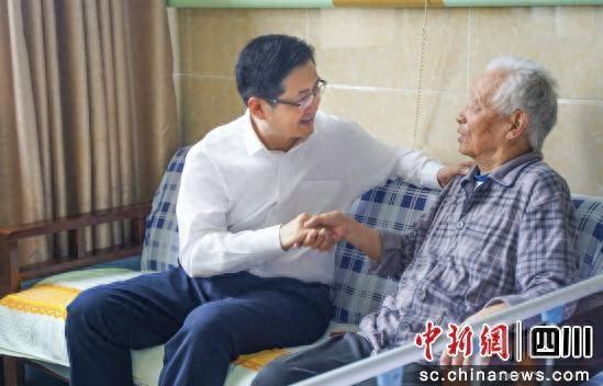 慰问现场。雨城融媒 供图