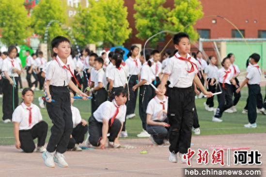 图为5月14日，河北省邢台市内丘县新西关小学学生在操场上练习花样跳绳。 刘继东 摄