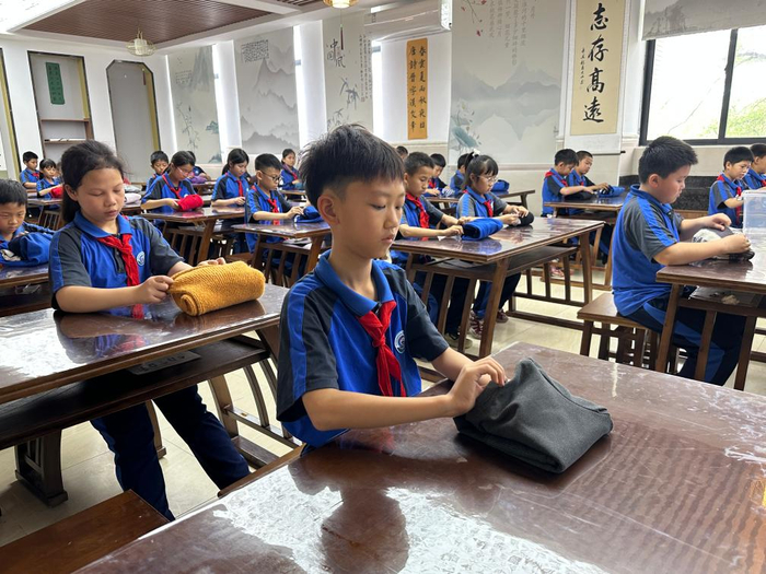 广州市增城区增江小学劳动课堂上，孩子们学习叠衣服。新华社记者杨淑馨 摄