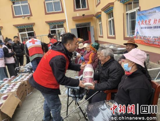 志愿者为老人送上暖心礼物。壤塘县委宣传部 供图