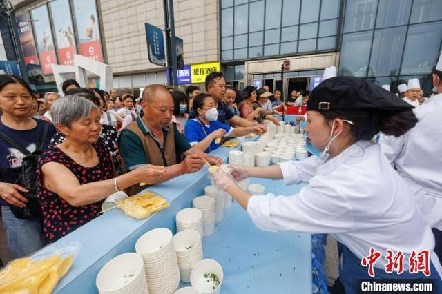 5月16日，宜昌市民和游客品尝肥鱼火锅。夏靓 摄 