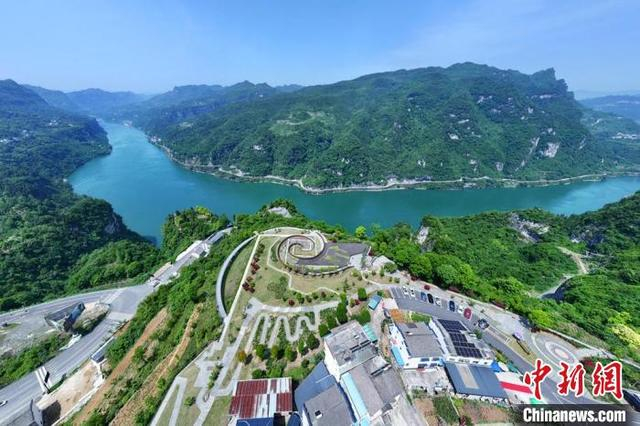 改造升级后的G348三峡公路带动三峡坝区“村游”经济发展。周星亮 摄