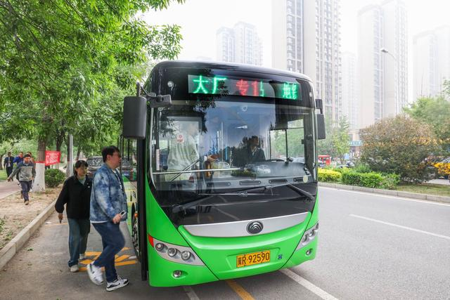 新开通的大厂进京公交车。 邓伟摄