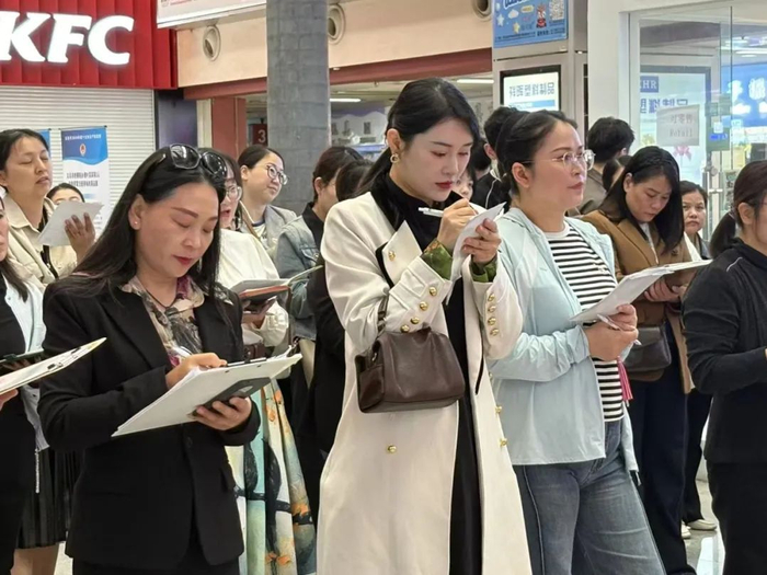 ▲4月25日，姚宝娟（左一穿黑色衣服）正在国际商贸城一区中庭学习阿拉伯语。新京报记者 李照 摄