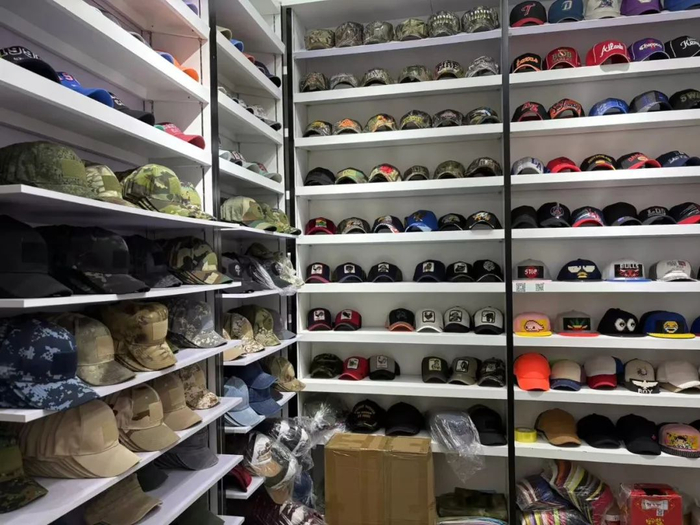 ▲高智经营的棒球帽店铺。新京报记者 李照 摄