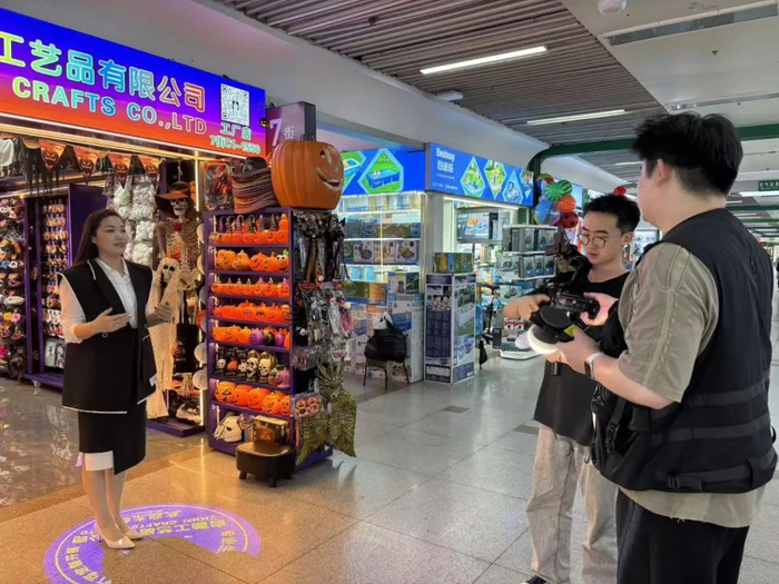 ▲聂自勤在自家店门前拍摄招商短视频。新京报记者 李照 摄