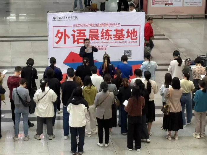 ▲4月25日，义乌国际商贸的外语培训，老师正在教授商务阿拉伯语。新京报记者 李照 摄