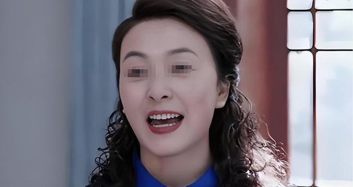 母亲再婚我随礼38万,临走时继父给我女儿塞红包,打开一看，我懵了