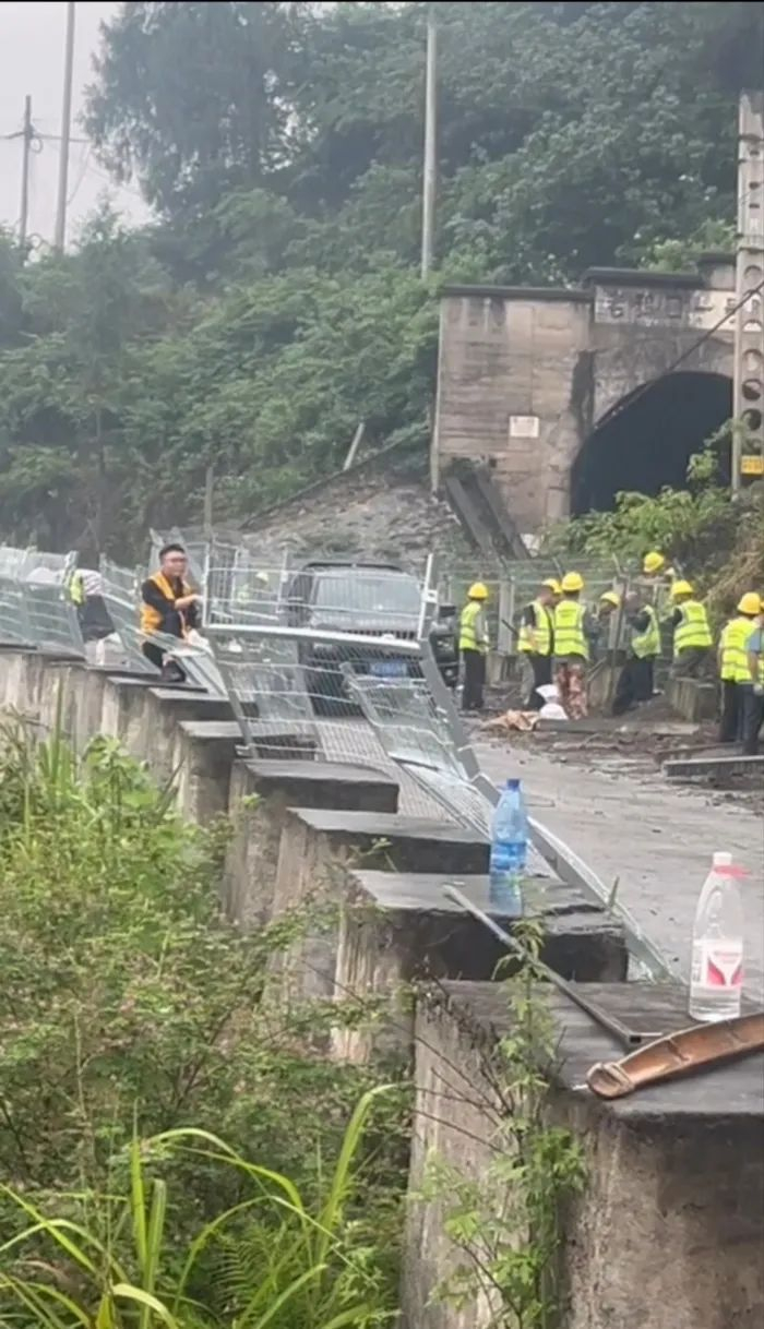 铁路部门正在安装防护网。受访者 图