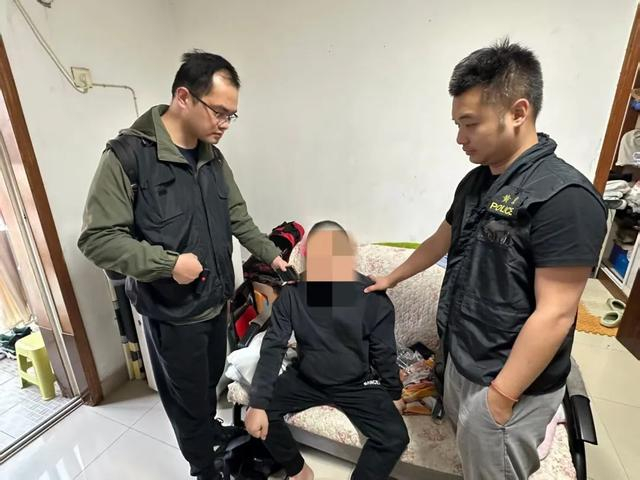 图为民警抓获刷单犯罪嫌疑人陈某 