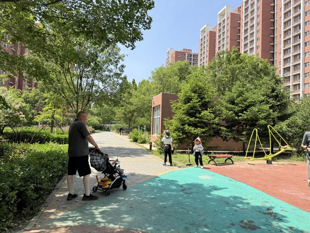 燕保大学城家园内绿树成荫。苏益瑶摄