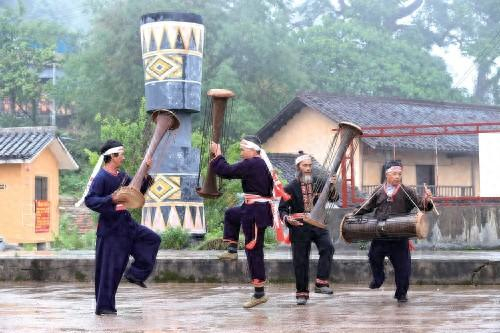图为当地瑶族群众表演黄泥鼓舞。 谭凯兴 摄