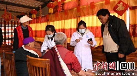 医护人员为老人检查身体。壤塘县委宣传部 供图