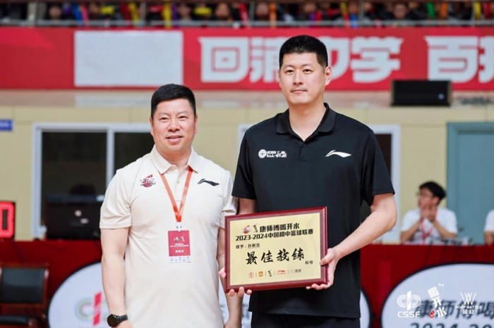 中国学生体育联合会中学篮球分会秘书长李冰（左）、回浦中学教练孙新亮（右）
