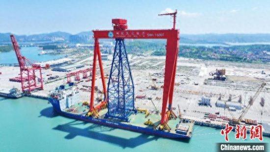 14日，超大型龙门架配件在平潭港完成转运，将由利比里亚籍船舶“祥泰口”运往中国台湾高雄港。 白志斌 摄