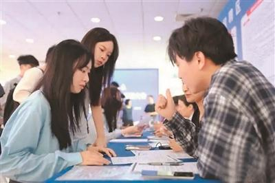 南昌大学学生在青年就业政策解读暨赣台青年专场招聘会上进行咨询。刘占昆摄