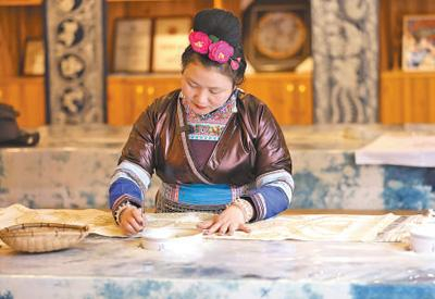 陆勇妹展示蜡染技艺。吴光辉摄