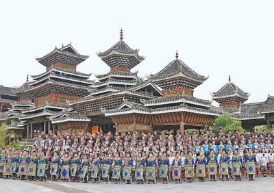 侗族群众在肇兴侗寨寨门前演唱侗族大歌。杨代富摄