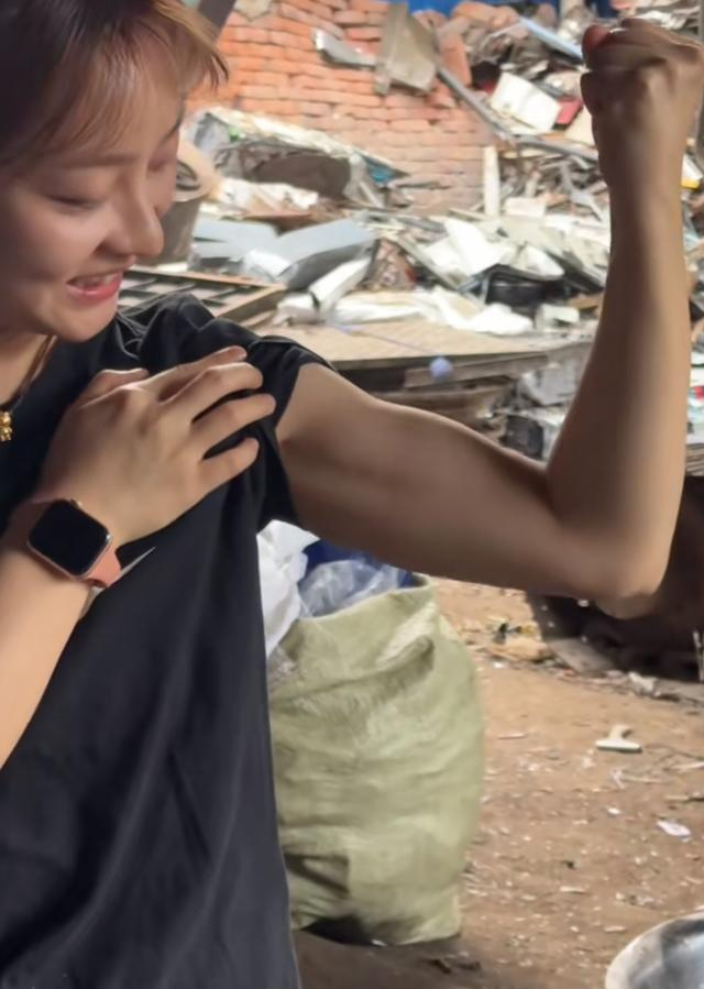 熊女士展示肌肉。网络截图。