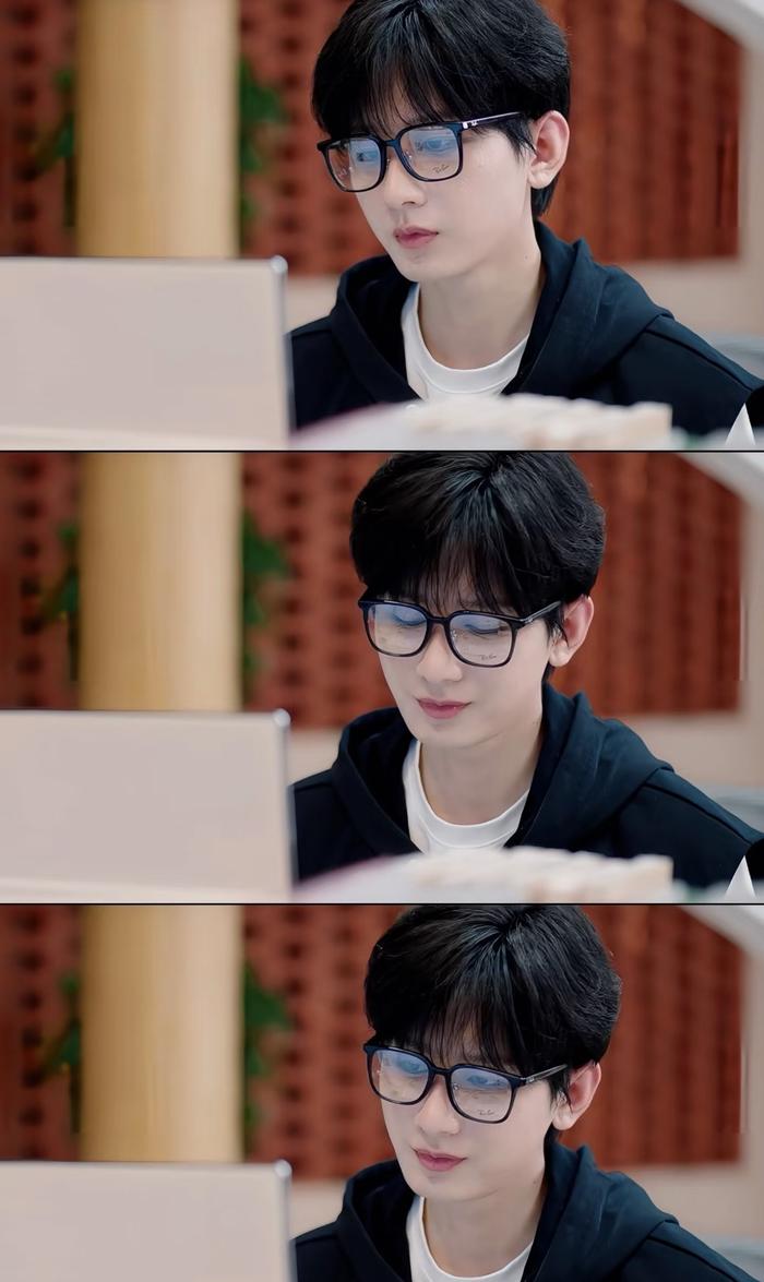 现在是早晨十点，肖明明刚从被窝里钻出来，手机的消息响个不停