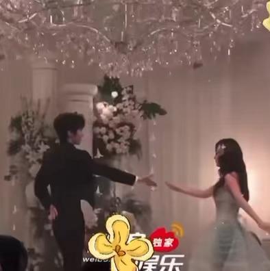 家人们谁懂啊！赵磊被那裙摆“坑”得猝不及防，我笑到捶地！