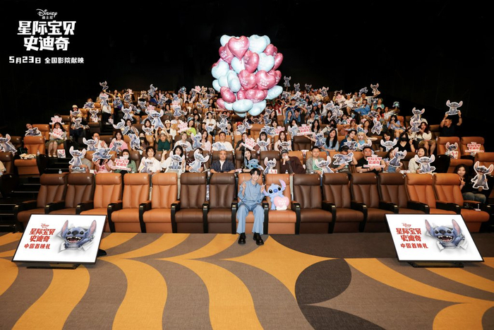 中国首映礼现场，中文主题曲演唱者黄子弘凡与全场观众合影