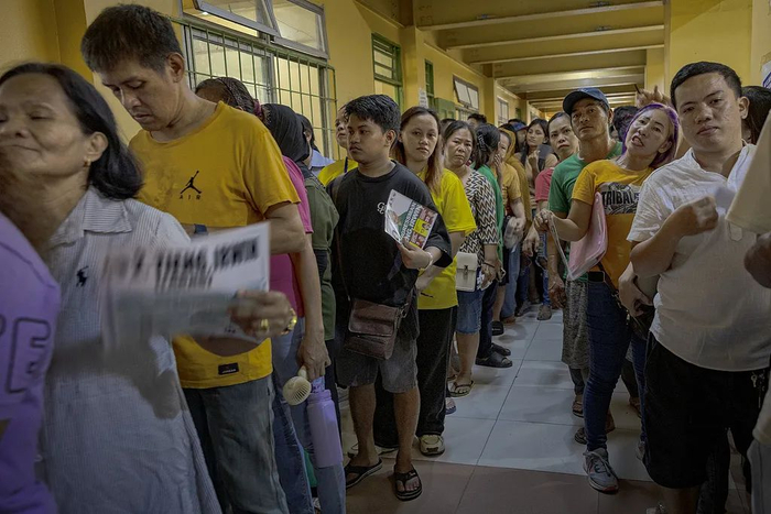当地时间2025年5月12日，菲律宾马尼拉，选民在一所改建为投票站的学校外排队等候投票，参与中期选举。视觉中国 图
