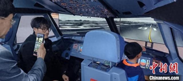民众体验A320 NEO飞行与导航程序训练器 李冰川 摄