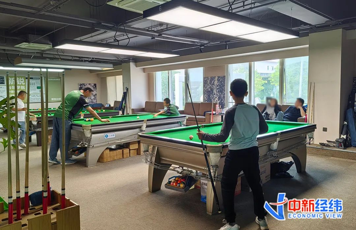 正在学习台球的孩子 中新经纬 郑艺佳摄