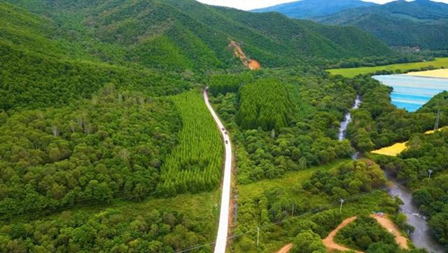 汤亮公路如玉带般穿过高山峡谷（央广网发 汤原县委宣传部供图）