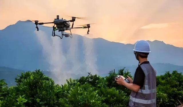 无人机飞手正在给农田喷洒农药、施肥。图/央视三农