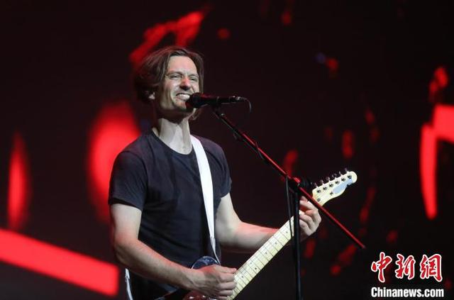 图为主唱Philipp Taubert在演唱中。中新社记者 王磊 摄