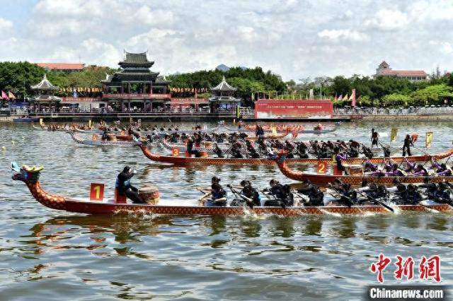 5月17日，2025年第十八届“嘉庚杯”“敬贤杯”海峡两岸龙舟赛在厦门集美龙舟池开赛。中新社记者 张斌 摄