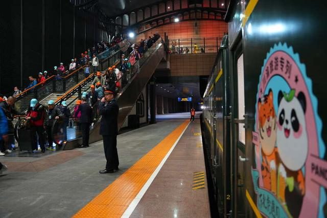 检完票的旅客正在下电梯。哈尔滨局集团公司供图