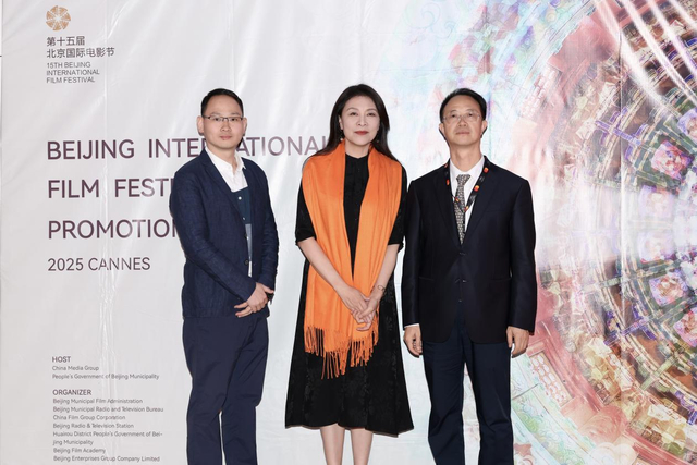 余俊生（右一）与《走走停停》导演龙飞（左一）、演员岳红（左二）合影。主办方供图