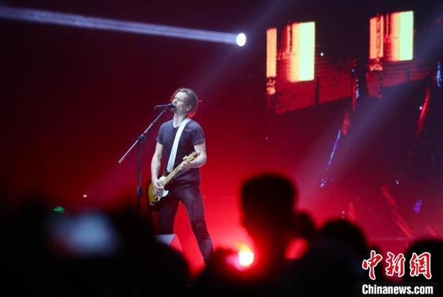 图为主唱Philipp Taubert在演唱中。中新社记者 王磊 摄