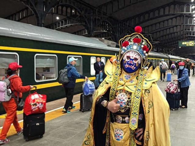 哈尔滨局集团公司组织的文艺节目，欢迎广大游客。哈尔滨局集团公司供图