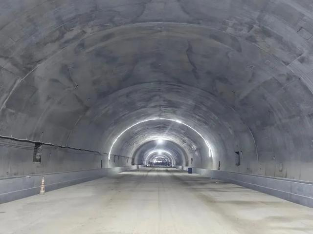 巴羌高速弄美二号隧道。（资料图）来源：玉林晚报