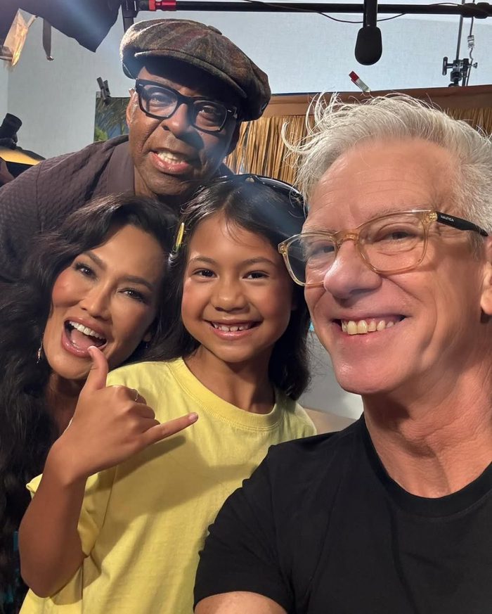 蒂亚·卡雷尔在个人社交网站上分享《星际宝贝史迪奇》剧组合影