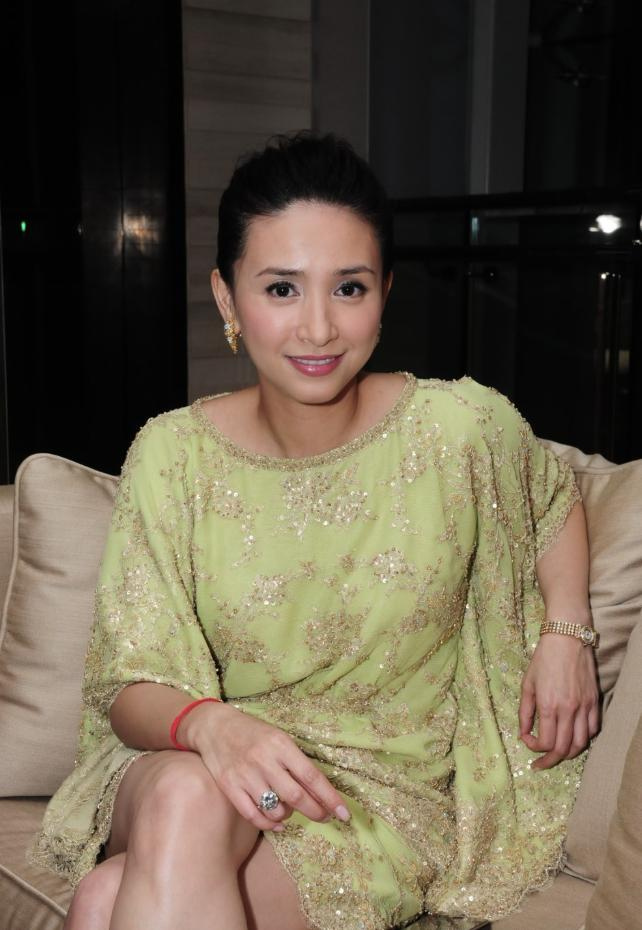 57岁吴婉芳参加婚礼,与新郎母亲同框明艳动人,两人是同届港姐