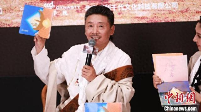 容中尔甲携全新专辑《天唱》在成都举行首发仪式。诚利千代娱乐供图