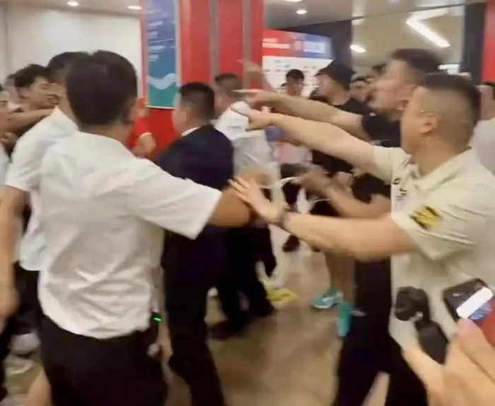 赛后，球迷与北京队工作人员发生肢体接触，引发冲突。