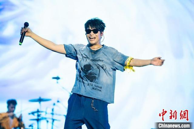 图为麻园诗人主唱苦果在昆明演唱会现场。主办方 供图