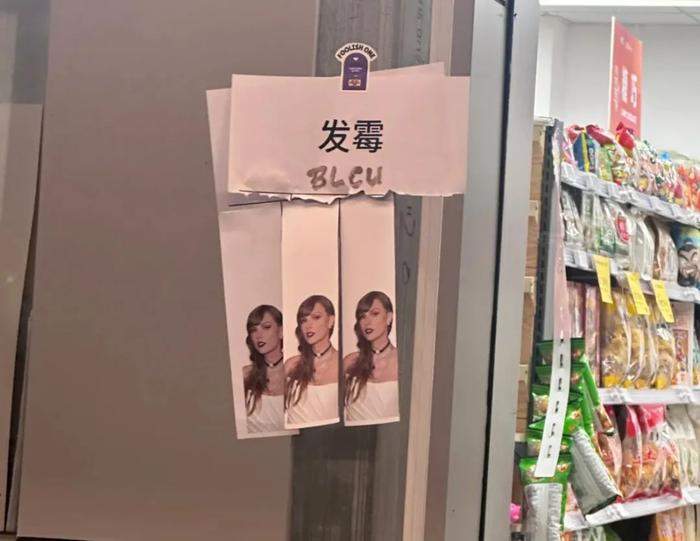 这种独特的恶搞海报,此前已经火过好几次,甚至成了一种独特的范式。