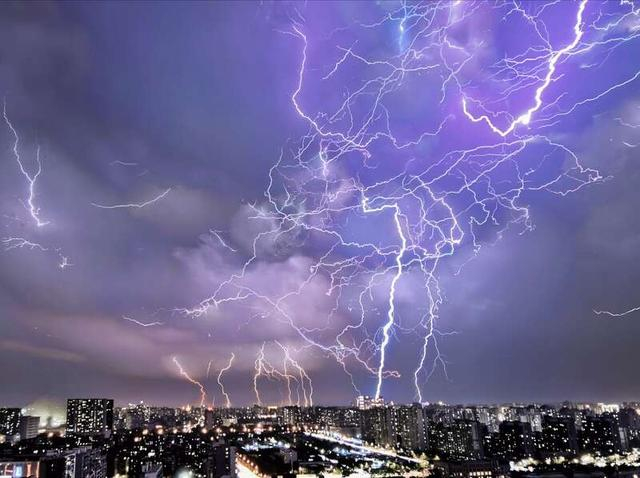 5月13日夜，北京电闪雷鸣，突降暴雨冰雹。视觉中国供图