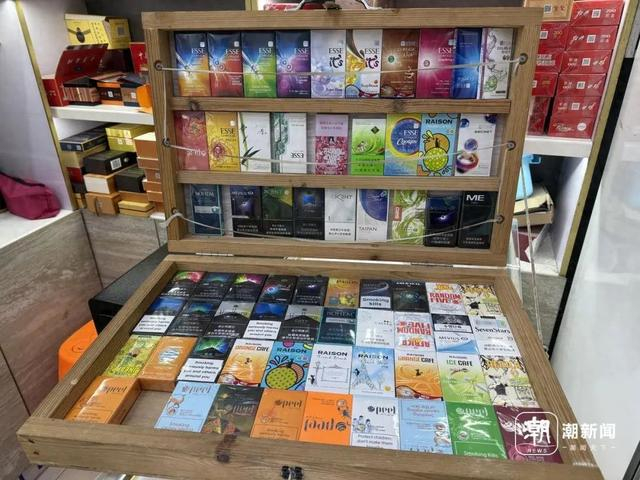 杭州一家烟店在柜台售卖各类走私烟，外壳绚丽。潮新闻记者 沈译笃 摄