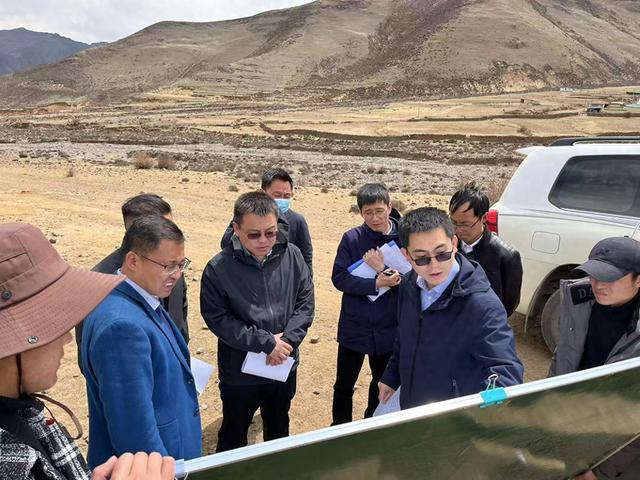 郭宏达（一排右二）在墨竹工卡县开展清洁能源项目督导工作。受访者供图