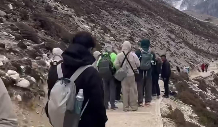 　女游客高反众人抢救 视频截图